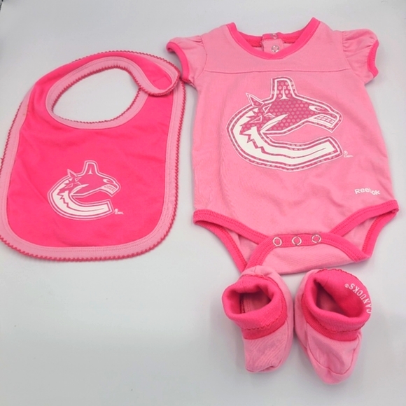 NWOT Vancouver Canuks set. 0 - 3 months - Picture 1 of 4